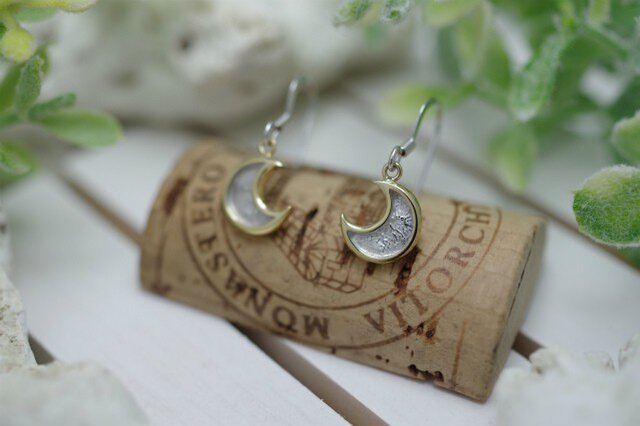 crescent moon pierced earringsの画像1枚目