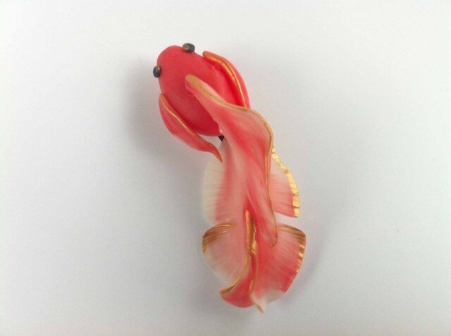 緋色金魚のブローチの画像1枚目