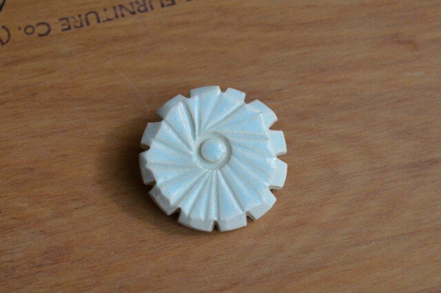 再出品!! 陶器のブローチ HANAの画像1枚目