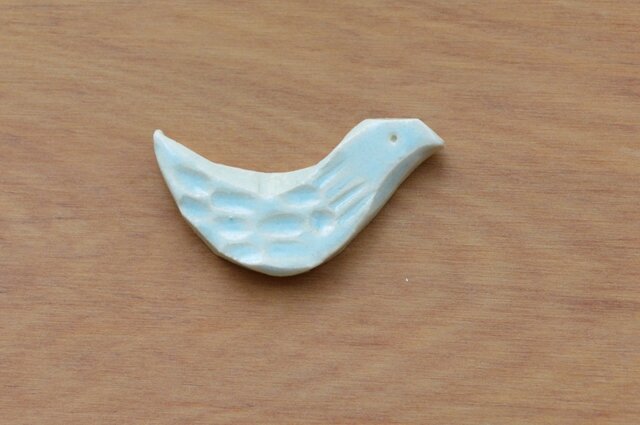 陶器のブローチ HATOの画像1枚目