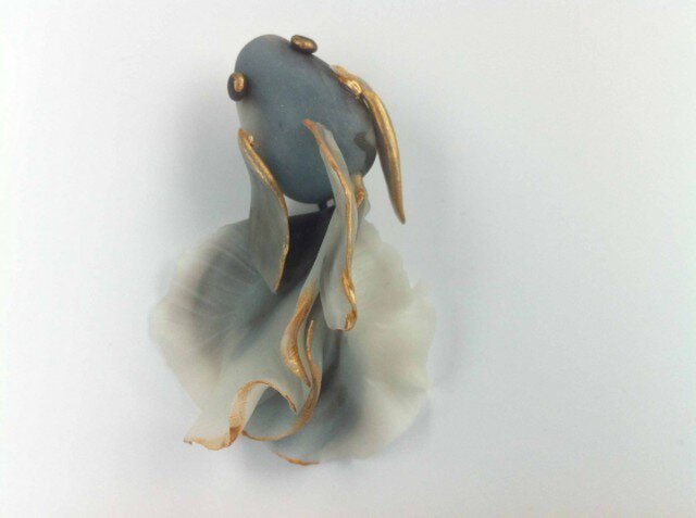 墨絵金魚(うすずみ)ブローチの画像1枚目