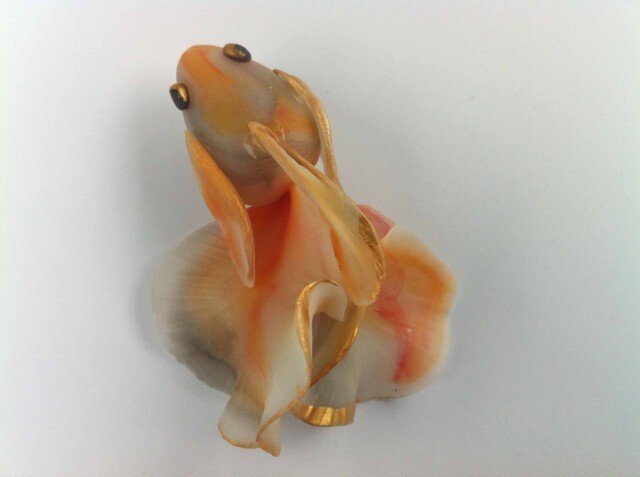 墨絵金魚(朱色)ブローチの画像1枚目