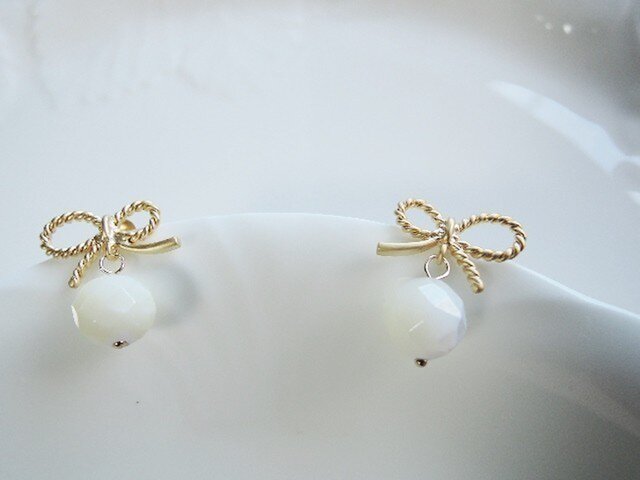 再々販☆マザーオブパール×ツイストリボン ピアス☆(301)の画像1枚目