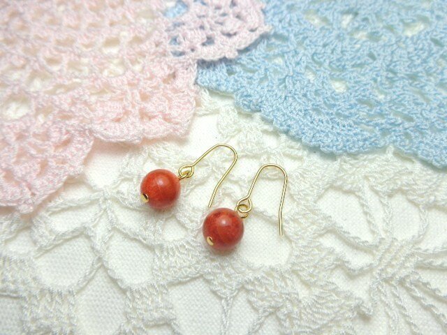 スポンジ珊瑚のピアス(ゴールドカラー)の画像1枚目