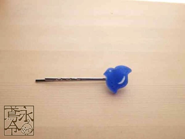ヘアピン 青色に白の小さい千鳥(右)の画像1枚目
