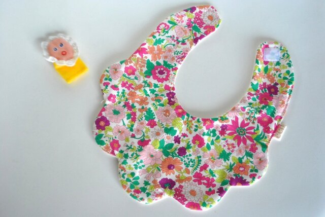 リバティお花のカタチ♡ベビースタイの画像1枚目