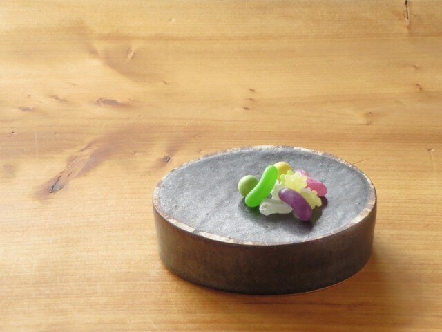 伊豆土lineのたまご台皿(黒釉)の画像1枚目