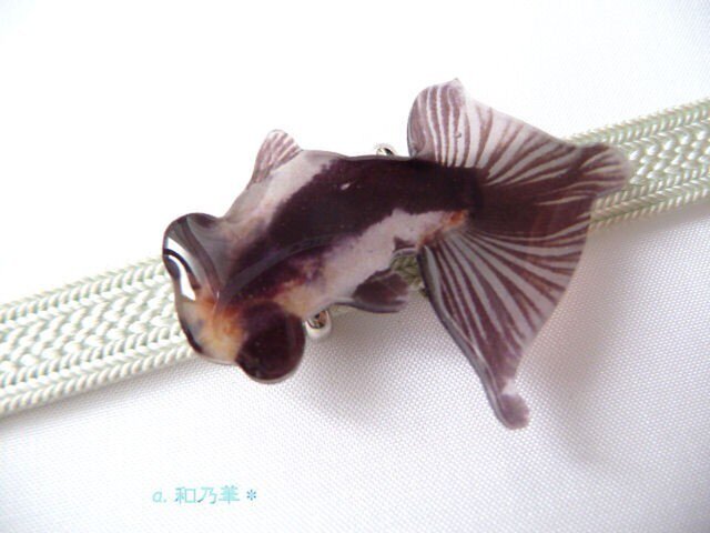 (帯留)涼しげな白黒デメキン〈左向き〉金魚の画像1枚目