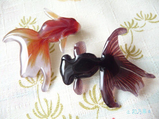 (ブローチ2個ペア)赤い金魚&黒デメキンの画像1枚目