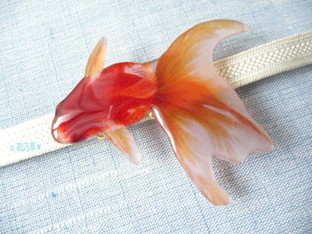 (帯留)涼しげな赤い金魚〈特大〉左向き の画像1枚目