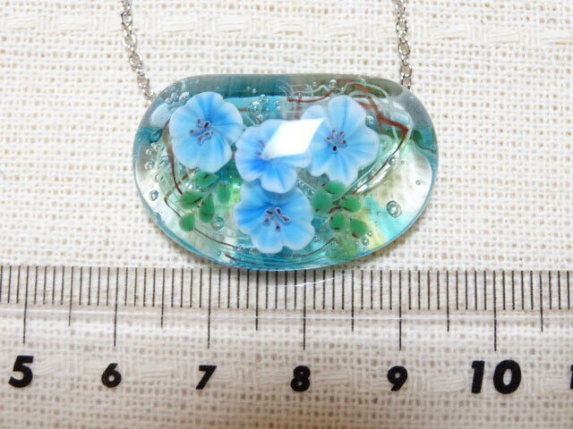 ネモフィラのとんぼ玉 ガラスペンダント | iichi 日々の暮らしを