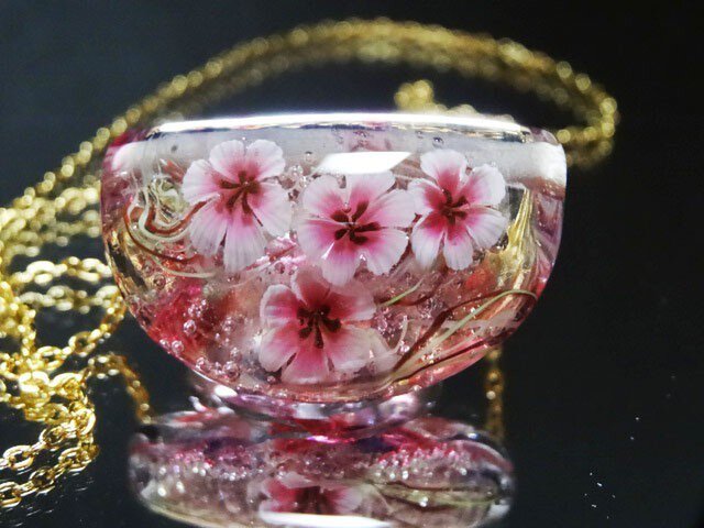 ピンクの花のとんぼ玉 ガラスペンダントの画像1枚目