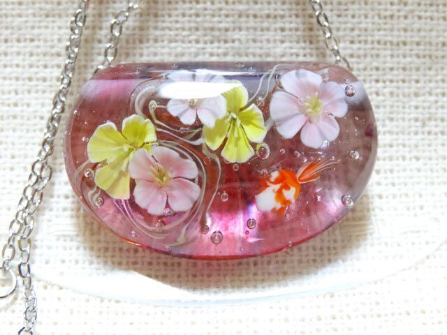 待宵草・月見草と金魚のとんぼ玉 ガラスペンダントの画像1枚目
