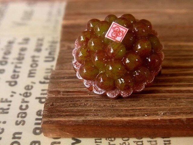 巨峰タルトのブローチの画像1枚目