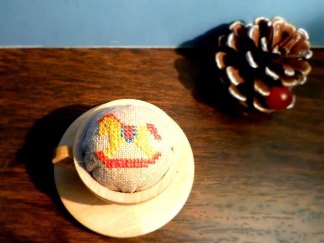 木馬の手刺繍針山の画像1枚目