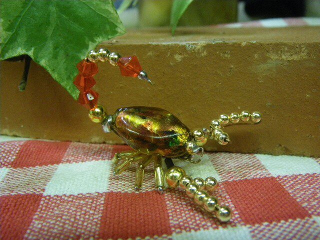 ビーズ細工 蠍(サソリ)のブローチの画像1枚目