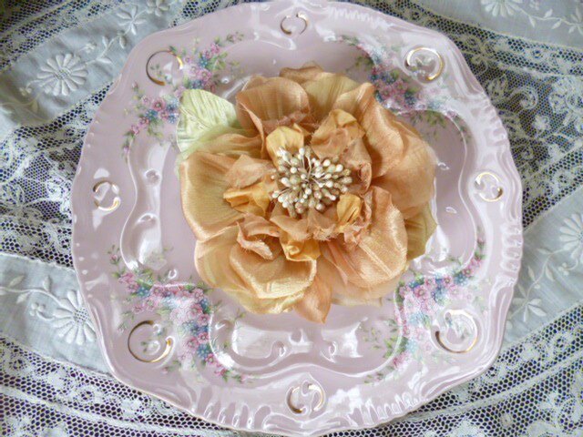 クラッシックな薔薇のコサージュ*カメオ色の画像1枚目