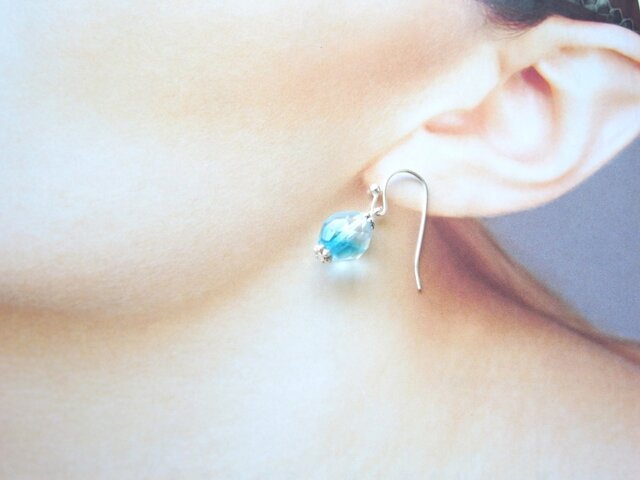 夏の一粒ピアス・水色と透明のカットガラスビーズのピアス シンプル