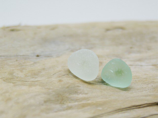 【Sold】Pieces シーグラスのスタッドピアス <p33>の画像1枚目