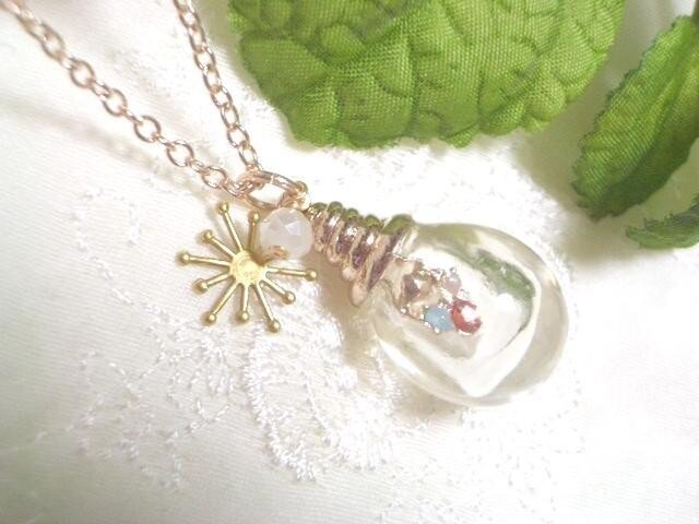 思い出電球ネックレス Pの画像1枚目