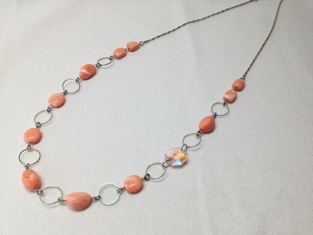 ドイツアクリルのネックレス(コーラルピンク)の画像1枚目