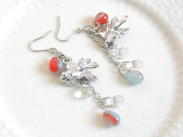 金魚としずくのピアス(イヤリング変更可)の画像1枚目