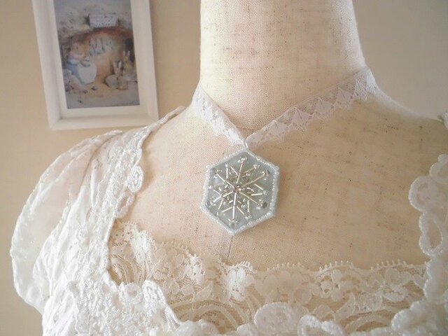 ビーズ刺繍の雪の結晶ネックレスの画像1枚目