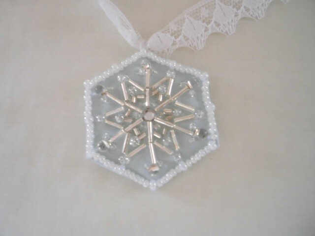 ビーズ刺繍の雪の結晶ネックレス iichi ハンドメイド・クラフト作品・手仕事品の通販