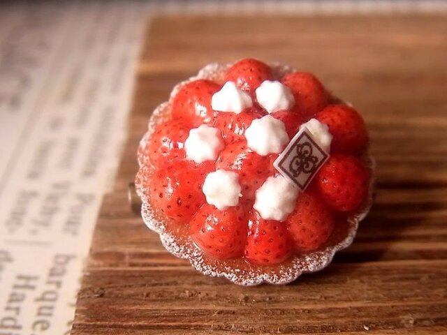 ストロベリークリームタルトのブローチの画像1枚目