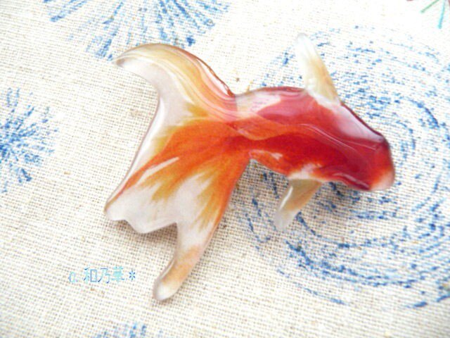 (ブローチ)涼しげな赤い金魚〈大〉の画像1枚目