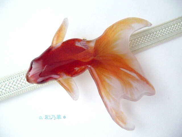 (帯留)涼しげな赤い金魚〈特大〉左向き の画像1枚目