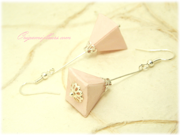 紙の宝石・オリガミピアス△(RoseA2IAr)の画像1枚目
