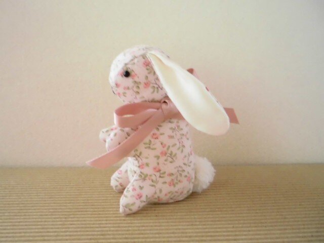 ピンクの花柄うさぎの画像1枚目