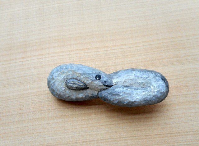 木彫り うなぎりぼんブローチの画像1枚目