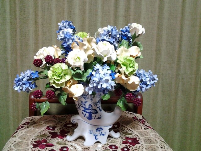 クレイフラワー(白バラと青いピラミッドアジサイの花盛)の画像1枚目