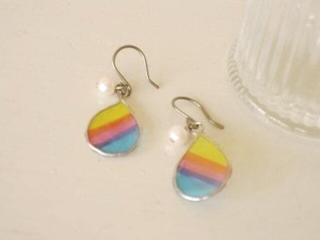 パールとRainbowピアスの画像1枚目