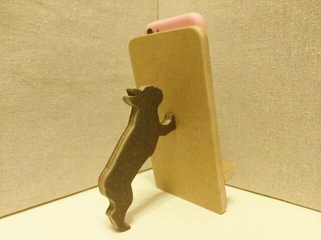 フレンチブルドックが支えるスマホスタンド ナチュラルの画像1枚目