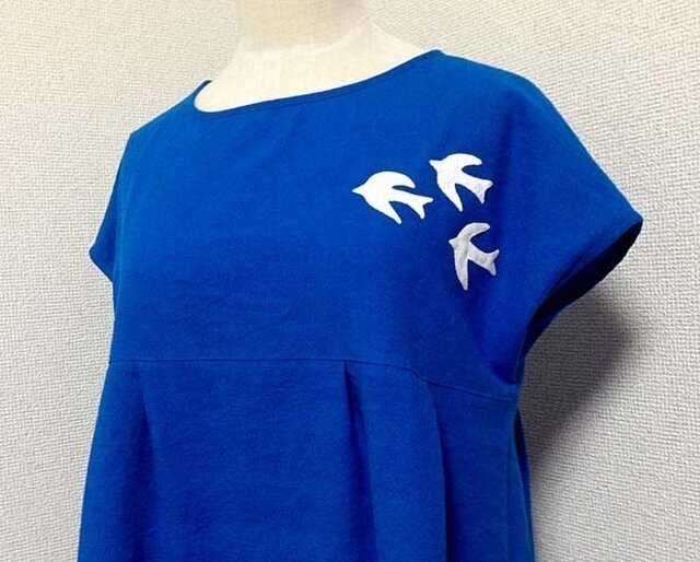 白い鳥たちのワンピースの画像1枚目