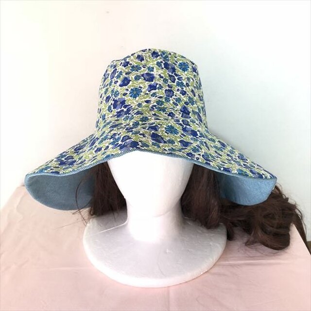 リバティブルーの帽子(リバーシブル)の画像1枚目