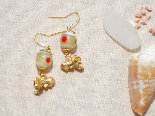*。・≪白系≫・。 和テイスト*トンボ玉風ビーズと金魚ピアス*・。.・の画像1枚目
