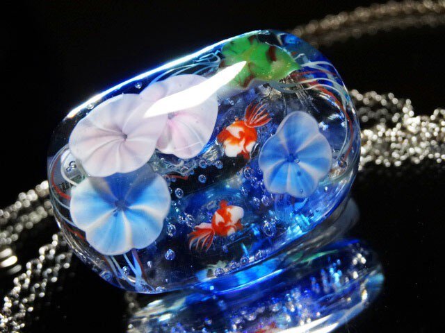 朝顔と金魚のとんぼ玉 ガラスペンダントの画像1枚目