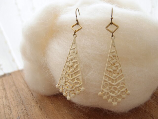 メタルチャームのピアス・White and Goldの画像1枚目
