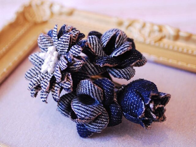 デニムでできた小さなお花のブーケ small バレッタタイプの画像1枚目