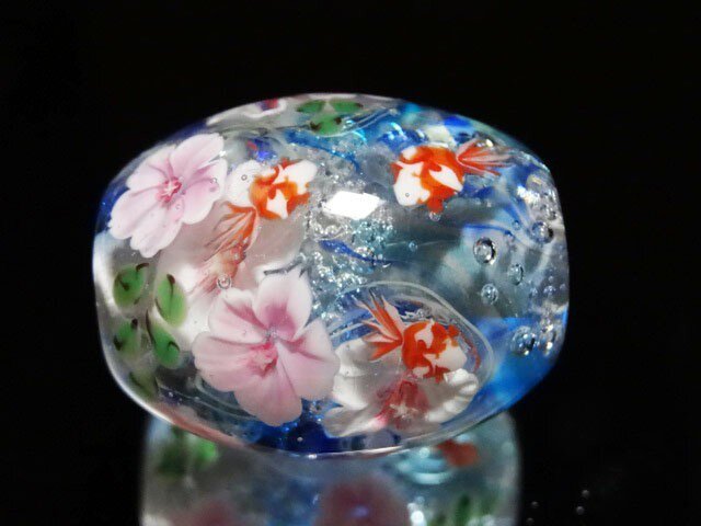 芙蓉と金魚のとんぼ玉の画像1枚目