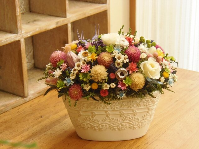 ホワイトの陶器に野の花アレンジの画像1枚目