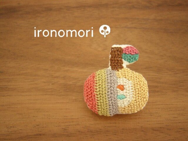 【受注制作】手刺しゅうのブローチ(カラフルりんご)の画像1枚目