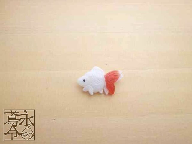 ブローチ 白色に薄赤色の小さい金魚 Iichi ハンドメイド クラフト作品 手仕事品の通販