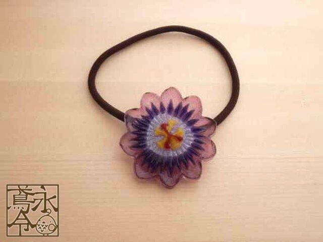 髪ゴム 青紫色ひげに薄紫色の花弁の時計草の画像1枚目