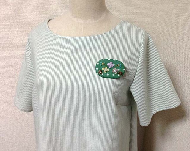 ビーズ刺繍ブローチ付きチュニックの画像1枚目