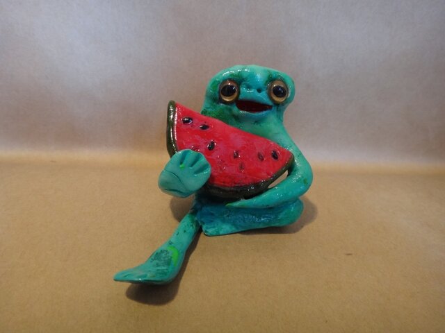 カエルフィギュア スイカ | iichi 日々の暮らしを心地よくする